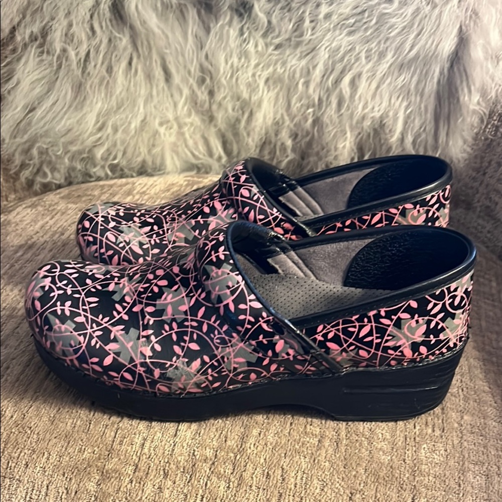 Dansko clogs - cute floral print - size 39 - pink/black